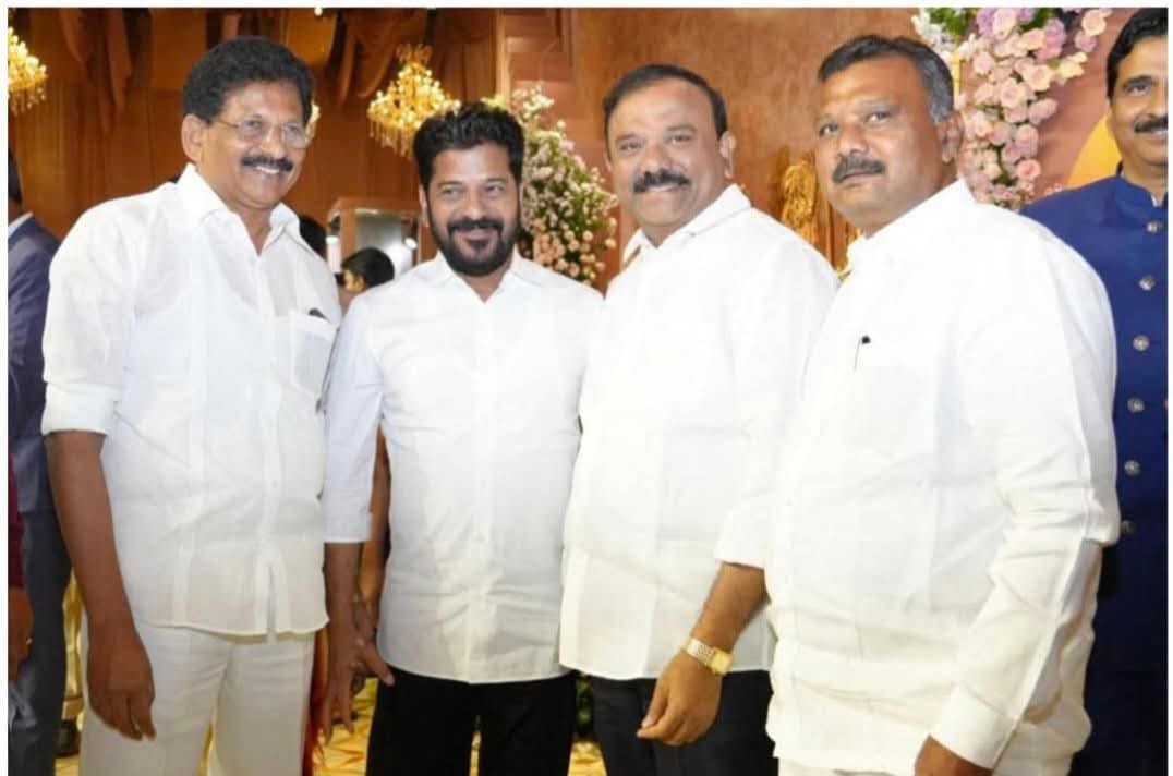 TeluguStride's tweet photo. సీఎం రేవంత్ ను కలిసిన ఏపీ టీడీపీ ఎమ్మెల్యేలు
తెలంగాణ ఒక ఫంక్షన్ లో సీఎం రేవంత్ రెడ్డిని మర్యాదపూర్వకంగా కలిసిన గురజాల ఎంఎల్ఏ యరపతినేని శ్రీనివాసరావు, తాడికొండ ఎంఎల్ఏ తెనాలి శ్రావణ్ కుమార్, కంచెటి శివప్రసాద్. #RevanthReddy #Yarapathineni #TenaliSravanKumar #Hyderabad https://t.co/3fozUEzXfF