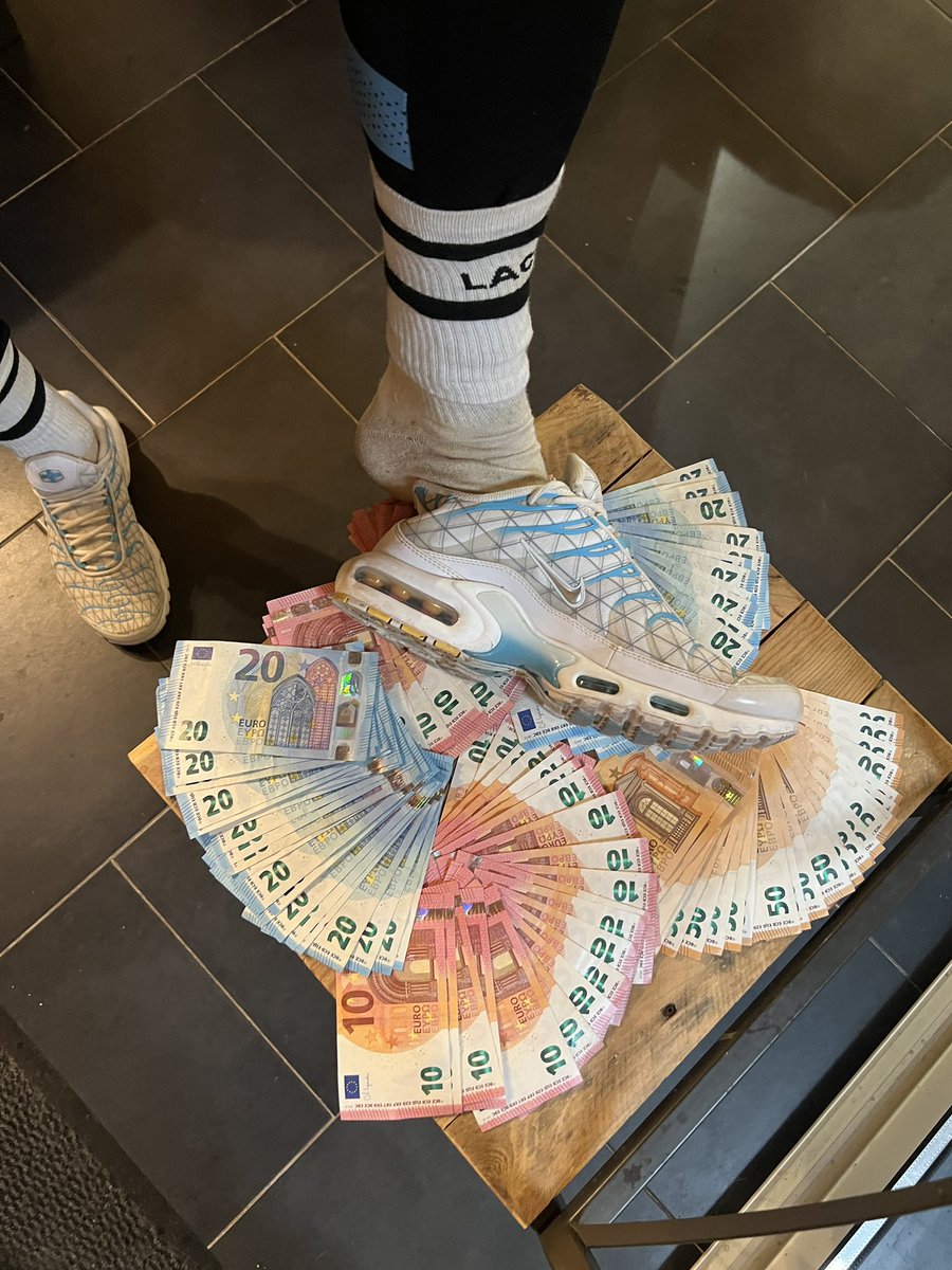 DjefMastersnake's tweet photo. Bientôt mon anniv les losers (21/06)! Va falloir vous saignez pour fêter ça et gonfler encore cette liasse et ma grosse teub ! #findom #cashmaster #mindfucker #birthday https://t.co/3L4msUmdha