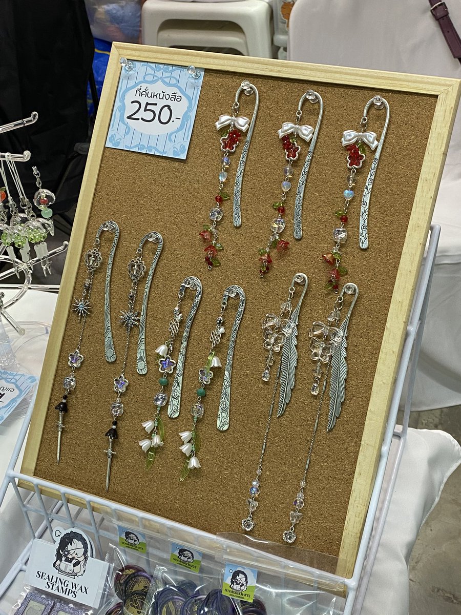 sso market 2025 
ศูนย์การประชุมแห่งชาติสิริกิติ์ hall 7 
📍 6-8 มิถุนา 
บูธ M07 M08 

มีตราประทับครั่งสำเร็จรูปและที่คั่นหนังสือแบบใหม่ๆน้า (สนใจออนไลน์ทักได้คับ)