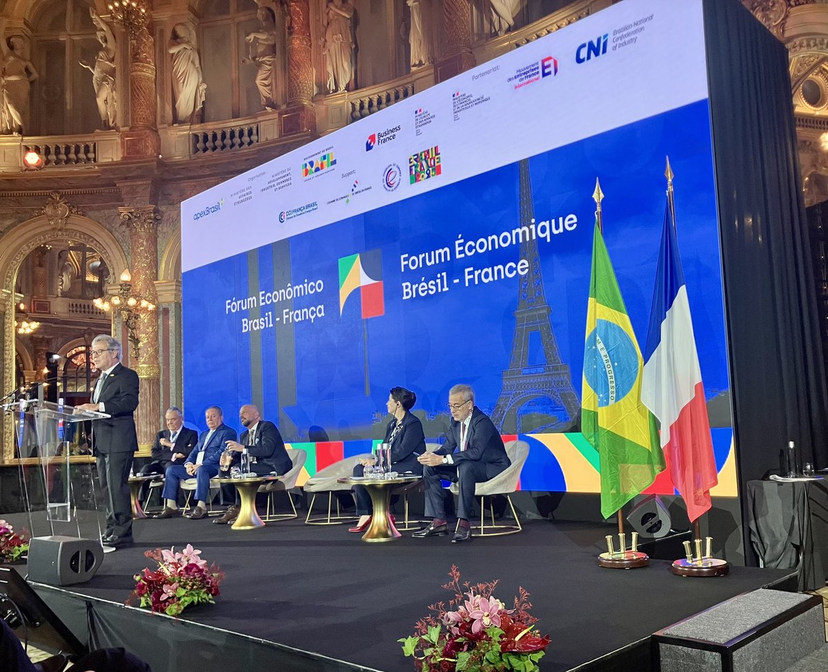 🇧🇷🤝🇫🇷 Présent au Brésil depuis 2015, LOXAM participe au Forum Économique Brésil-France à l’occasion de la visite du Président Lula. Objectif : renforcer les liens franco-brésiliens et promouvoir des synergies créatrices de croissance ! #Loxam #FranceBrésil #Lula #Économie