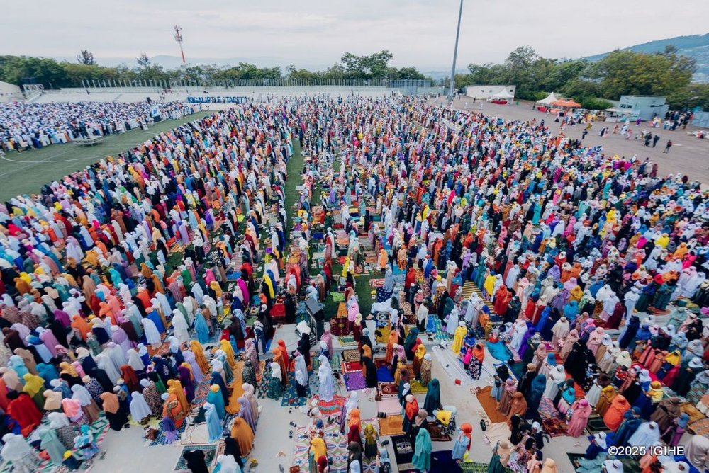 🔴Abayisilamu bahuriye mu bice bitandukanye by’igihugu bizihiza Umunsi Mukuru w’Igitambo uzwi nka Eid Al-Adha, bibuka uko Ibrahim yari agiye kutamba umwana we Ismail, Imana ikamuha intama yo gutambamo igitambo.