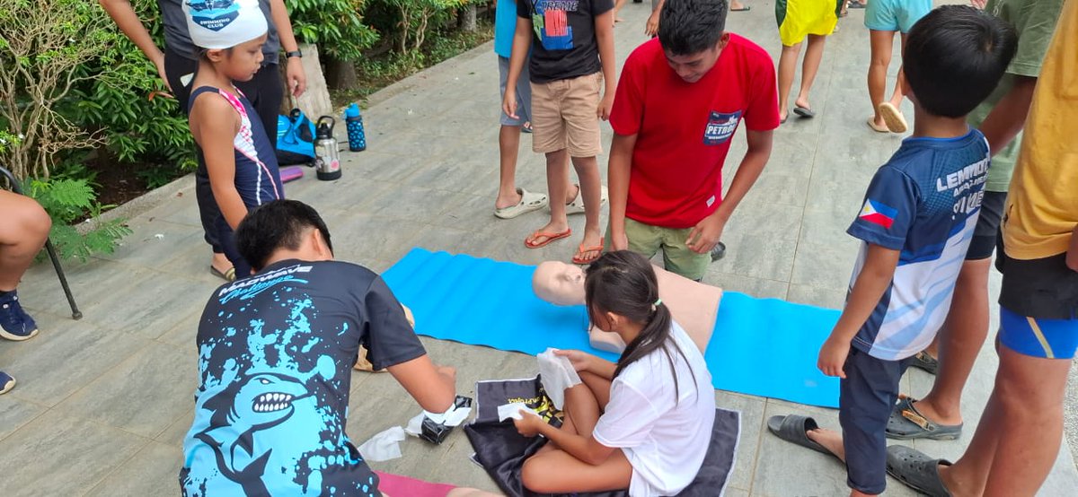 FFHMedia's tweet image. Our friends and partners at the iCare Project conduct water safety, water rescue and life saving skills for indigenous children. Well done, Coach Ronel!