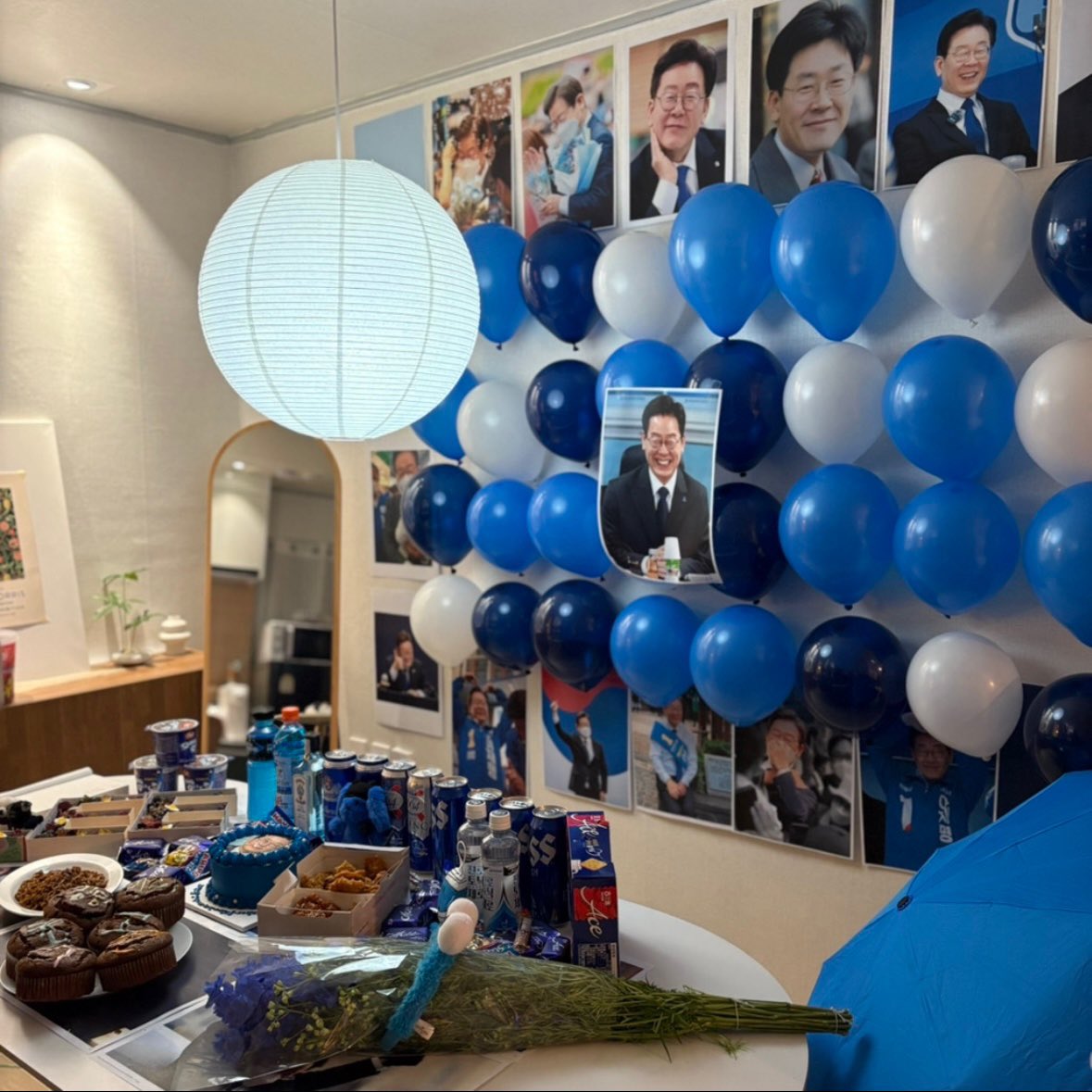 헐 풍선에 사진까지 걸어놨어????
수령님 우상화하는 공산당애들같애ㅠ 진짜 끔찍 기괴 그자체다. 정말 쟤들 한국사람 맞아? 오...하나님 제발 아니라고해주세요ㅠㅠ