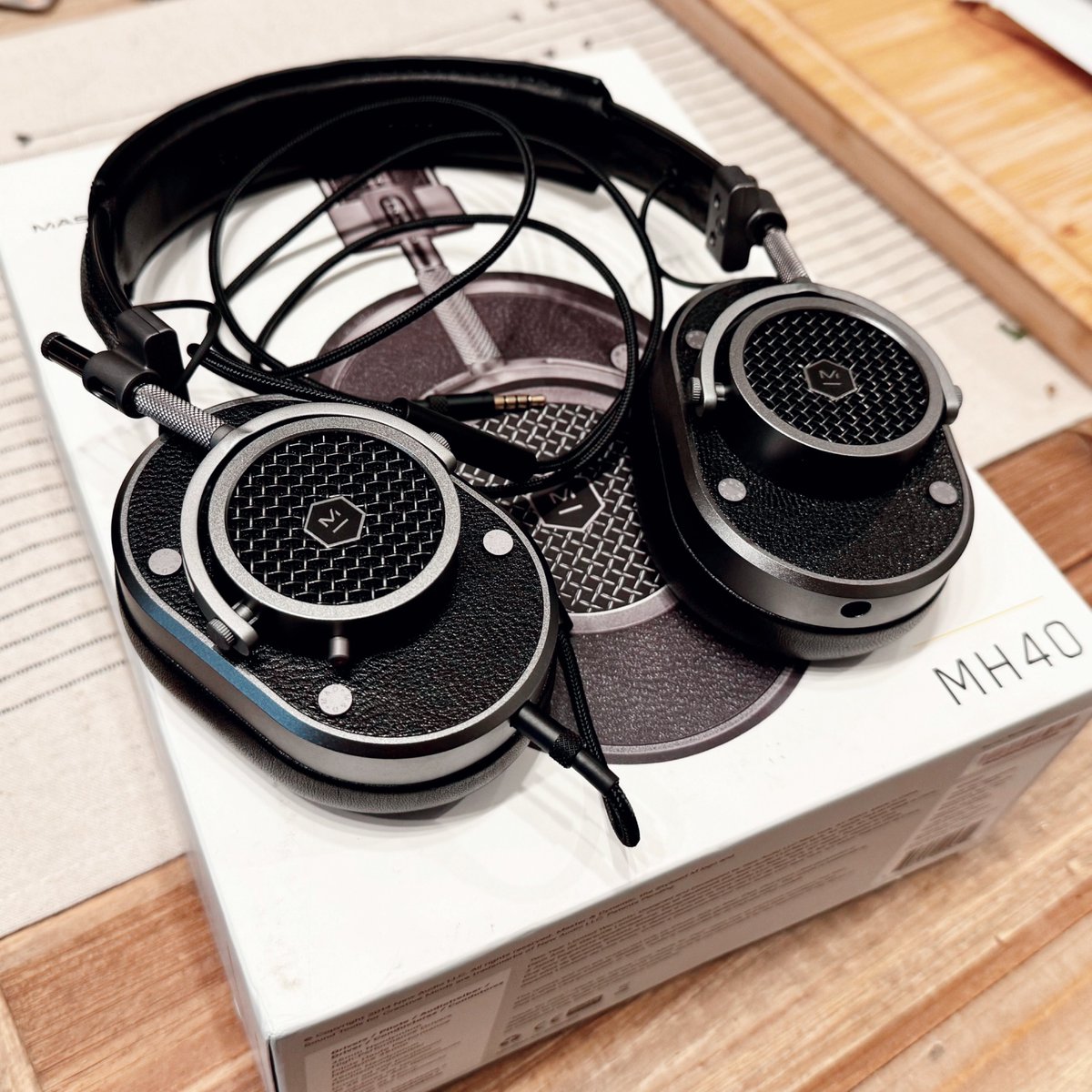 オンジ（オーディオガチ勢）から有線ヘッドホン貰った、M&amp;D MH40
割と前のモデルらしいけど状態ほぼ新品だし🤔ビジュ良すぎでは
音はDAP直（ゲインLO）でも出力十分、聴き疲れしないギリギリのラインで頭振れるサウンド
ゲス故値段調べたらohってなった
大事にするぜオンジよ