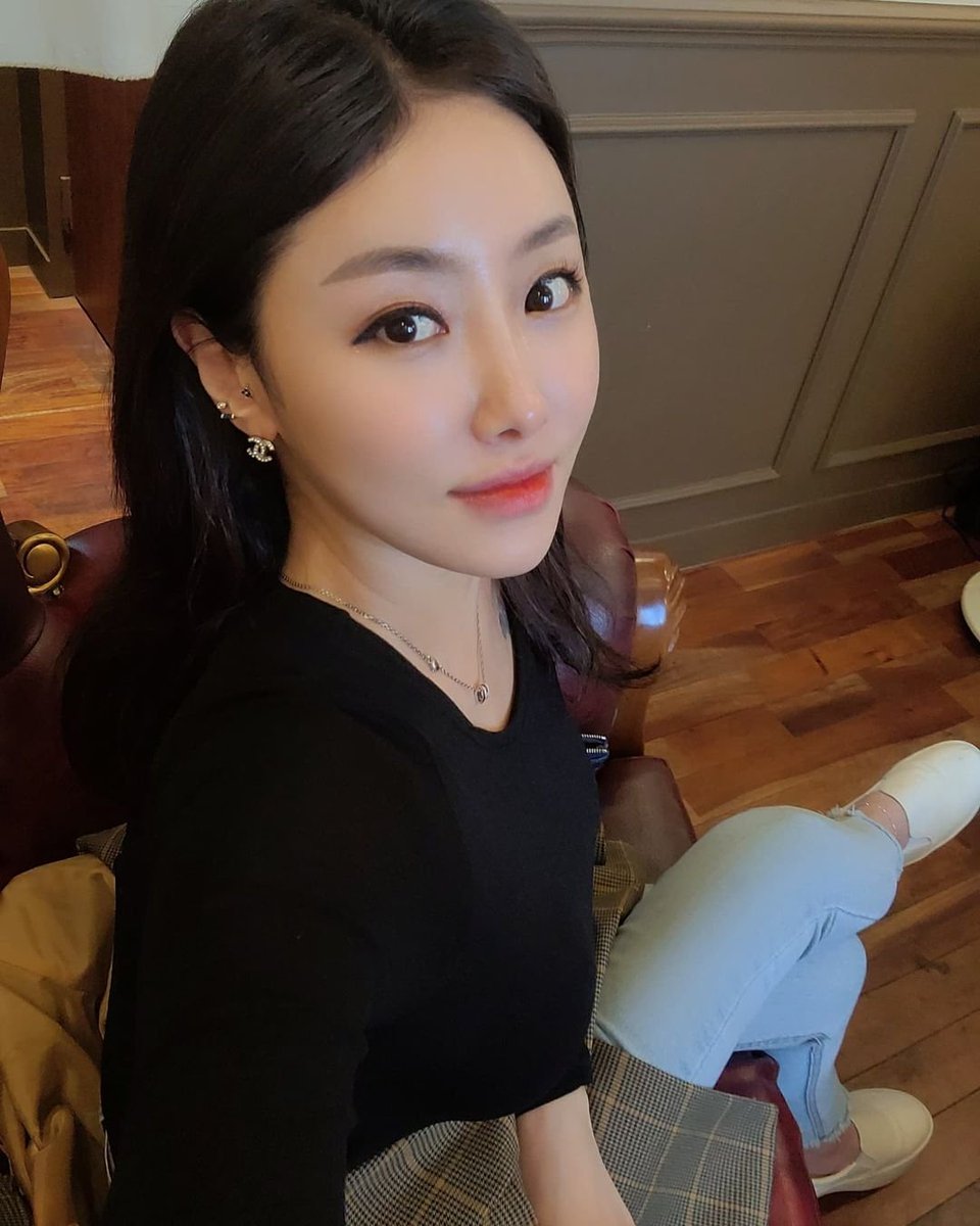 みなさん、こんにちは^^
私は今、風光明媚な横浜市に住んでいます。
成熟した紳士の方に特に興味があります。35歳以上の方はぜひLINEを追加してください：ID qwttj888。
ご縁があれば、一緒にゴルフ⛳️をしたり、忘れられない旅行を計画したりできたらと思います🥰