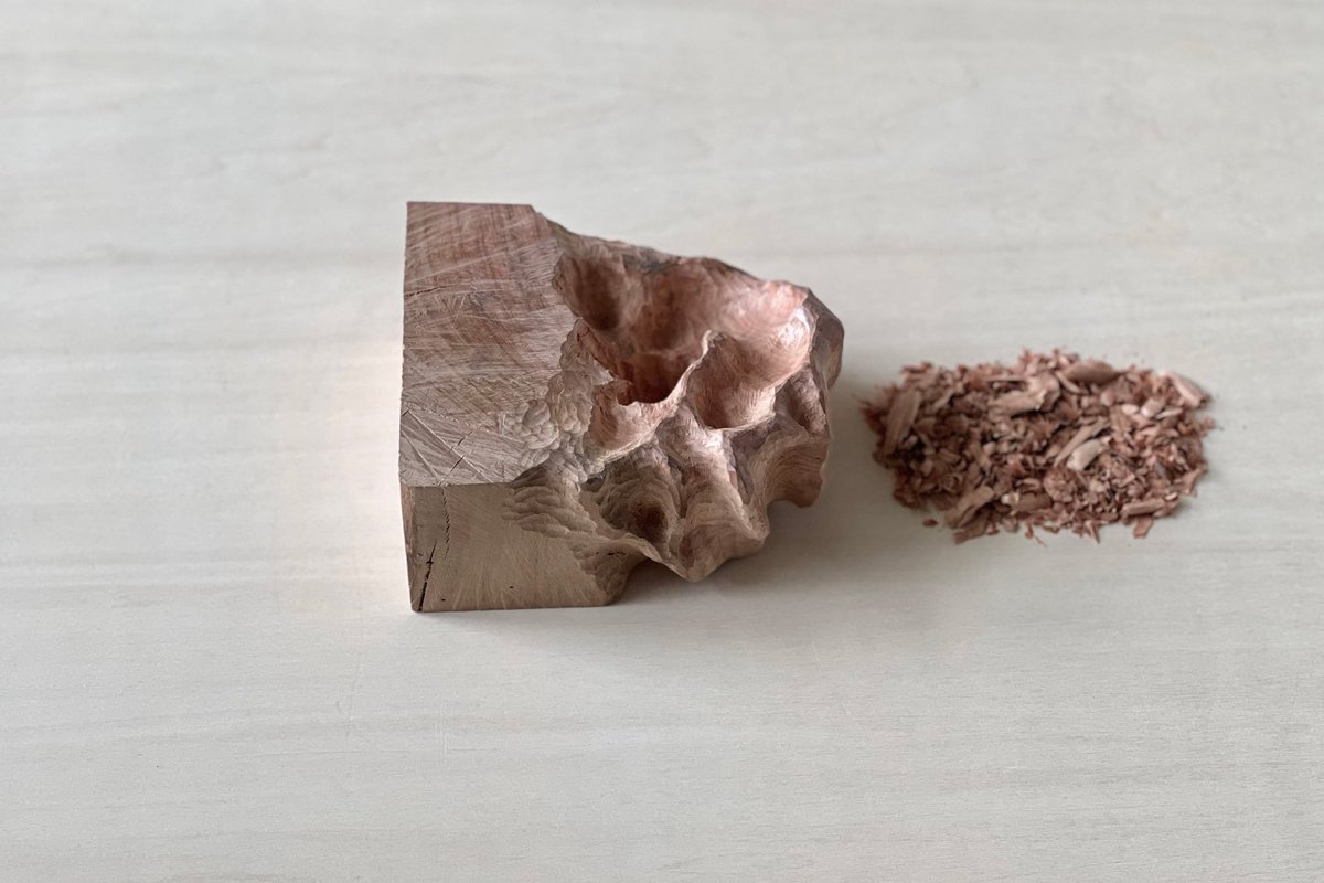 There are many elements that make up a single undulation, and how I make them move backwards and forwards, left and right, determines the intention of the undulation. How I make each of them move determines how dynamic the work as a whole will be.