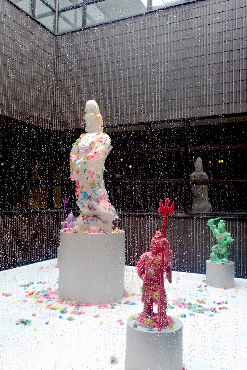 【雨の日の中庭展示】
雨の中に佇む姿も、どこか厳かな雰囲気が漂います。

中庭展示詳細：city.tomakomai.hokkaido.jp/hakubutsukan/t…