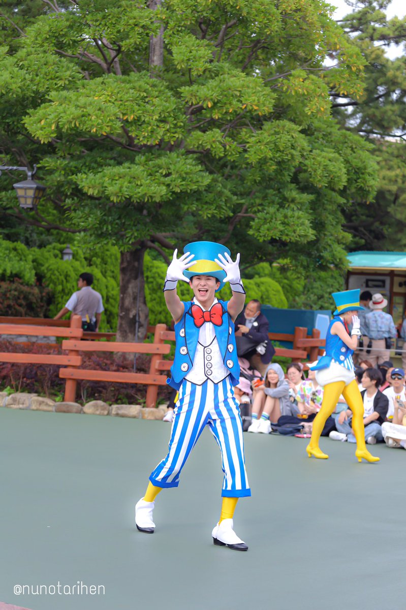 nunotarihen's tweet photo. お兄さんの癖強な3連発ポージングを見事おさめた😏
#クワッキーセレブレーションドナルドザレジェンド
#Disneydancer https://t.co/ao0o8t7YXz