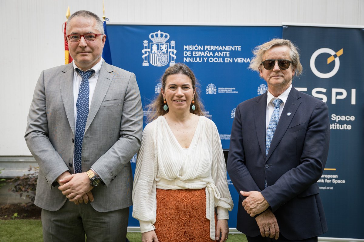 España ONU Viena (@misionvienaoi) on Twitter photo El Director de <a href="/aee_gob/">Agencia Espacial Española (AEE)</a> visita Viena para seguir impulsando nuestro compromiso con un entorno espacial sostenible y justo. Interesantes reuniones con la Directora de @unoosa y el Director de @Espi, del que pronto la <a href="/aee_gob/">Agencia Espacial Española (AEE)</a> 🇪🇦 será un nuevo miembro. El Director de <a href="/aee_gob/">Agencia Espacial Española (AEE)</a> visita Viena para seguir impulsando nuestro compromiso con un entorno espacial sostenible y justo. Interesantes reuniones con la Directora de @unoosa y el Director de @Espi, del que pronto la <a href="/aee_gob/">Agencia Espacial Española (AEE)</a> 🇪🇦 será un nuevo miembro.