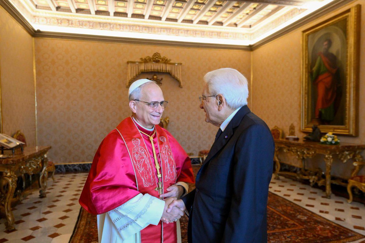 VaticanReportIt's tweet image. The President of the Italian Republic, Sergio Mattarella, is on an official visit to Pope Leo XIV, who resumes the tradition of wearing the choral vestments on the occasion of official visits by heads of state. #LeoXIV #Mattarella
