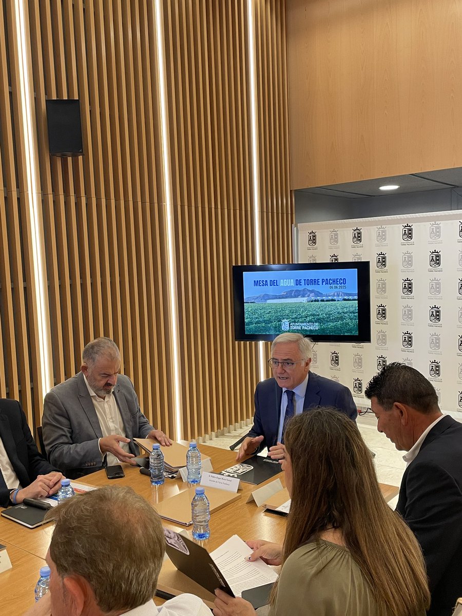 Asistimos a la mesa del agua de Torre-Pacheco a mostrar el gran impacto social, económico y medioambiental que va a generar el injusto y arbitrario recorte del Trasvase Tajo-Segura al levante español.
