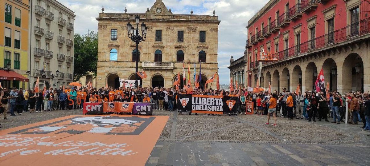 laurasturies's tweet image. Ayer por la tarde, la diputada @TomeCova, @Somos_Asturies estuvimos en Xixón apoyando a #6deLaSuizaLliberta Hacer sindicalismo, defender los derechos y de los y las trabajadoras no es delito, su entrada en prisión es un ataque al derecho de libertad sindical #6deLaSuiza