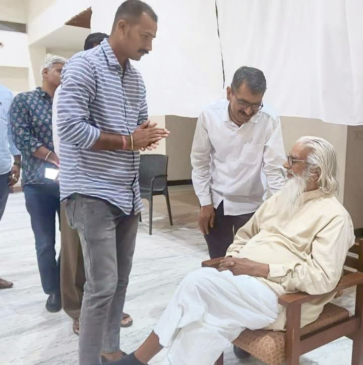 BpsBala1's tweet photo. आदरणीय भगवान सिंह रोलसाहबसर साहब का स्वर्ग सिधारना सम्पूर्ण समाज के लिए बहुत बड़ी क्षति है,अनुशासित एवं आदर्श जीवन के बल पर लाखो युवाओ का मार्गदर्शन कर समाज मे सकारात्मकता का प्रसार कर महान व्यक्तित्व तक का सफर तय किया था.
प्रभु आपके आशीर्वाद से हमे सदैव सरोबार रखें...सादर नमन 💐 https://t.co/BDNQN5MAiP