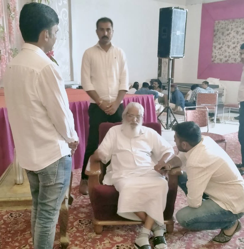 BpsBala1's tweet photo. आदरणीय भगवान सिंह रोलसाहबसर साहब का स्वर्ग सिधारना सम्पूर्ण समाज के लिए बहुत बड़ी क्षति है,अनुशासित एवं आदर्श जीवन के बल पर लाखो युवाओ का मार्गदर्शन कर समाज मे सकारात्मकता का प्रसार कर महान व्यक्तित्व तक का सफर तय किया था.
प्रभु आपके आशीर्वाद से हमे सदैव सरोबार रखें...सादर नमन 💐 https://t.co/BDNQN5MAiP
