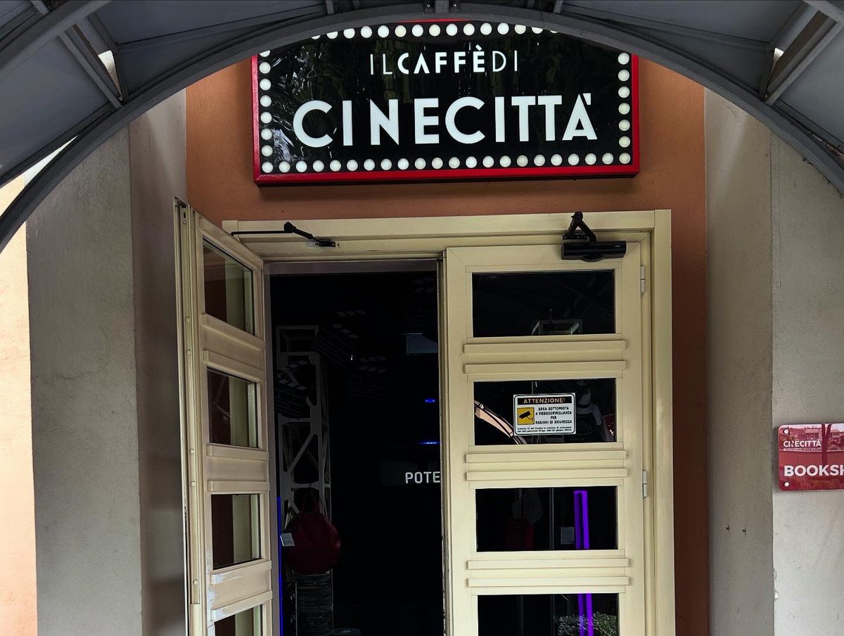 Rome pt 2 🇮🇹🎂 Dinner with @barbarella123 &amp; friends at #sorpassovincafe #sorpasso w/ stuffed courgette flowers, cake &amp; candles. Plus #domitilla catacombs, <a href="/Cinecitta/">Cinecittà</a> museum feat. Fellini, pizza, gelato, double espressos, 30 degrees &amp; that Roman Priest calendar🤭 #rome #cinecitta