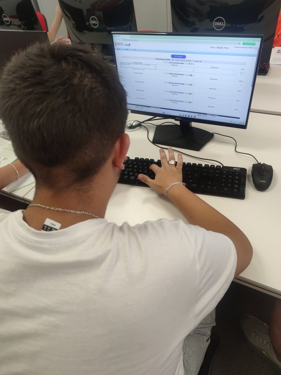 ✨Hoy compartimos un momento especial del día a día en #Kumpania: uno de nuestros participantes de FP Básica trabajando en su diario de prácticas.

Este tipo de actividades no solo refuerzan la responsabilidad, sino también el desarrollo de competencias digitales.💻

#FSE #UE