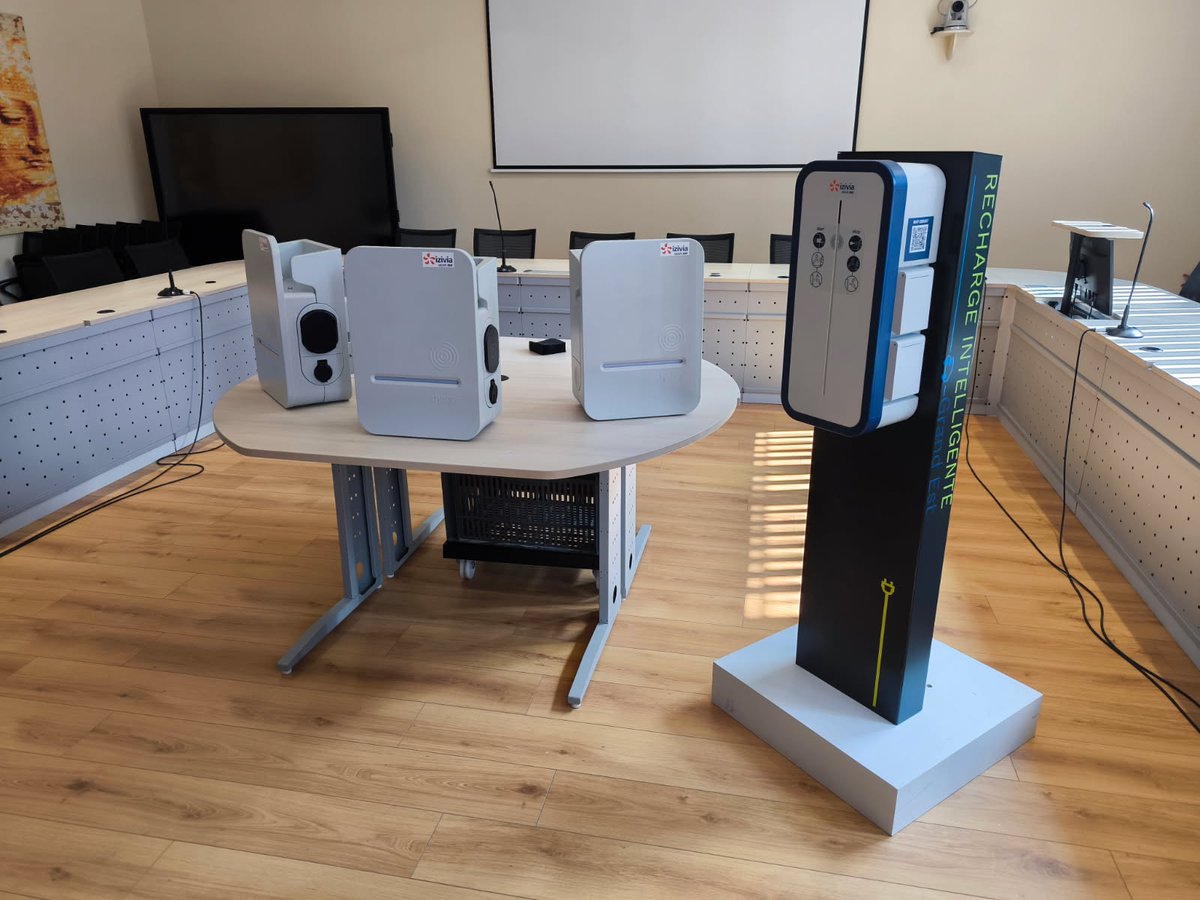 Au lycée Loritz à Nancy, 44 bornes de recharge de voitures électriques ont été offertes par <a href="/Izivia/">IZIVIA</a> à 14 lycées du Grand Est pour former les jeunes à la mobilité électrique. L’électromobilité n’a plus de secret pour eux ! ⚡️🚗
#TransitionÉnergétique #Formation  #MobilitéDurable