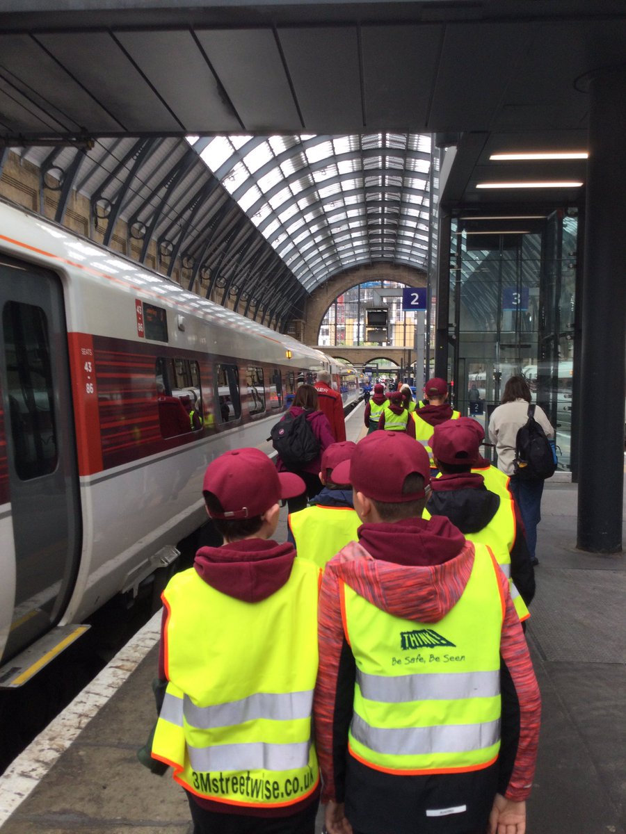 We’ve all arrived and ready for the day. First stop: Buckingham Palace! 💂‍♀️#stgdbethelight