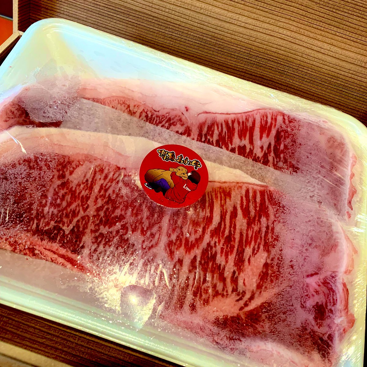 常連のお客様からとても美味しそうな和牛が届きました🐮
とても綺麗な霜降りで食べるのが楽しみです❤️❤️❤️❤️

ありがとうございます☺️🙏