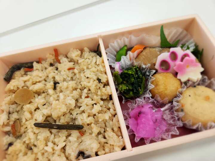lifyjp's tweet photo. ちょっと前になってしまいましたが、5月の全体会議後の懇親会の模様です。今回もおいしいお弁当を食べながらわいわい過ごしました🥰　 #理念経営 #三田 https://t.co/X6mUUQHYvp