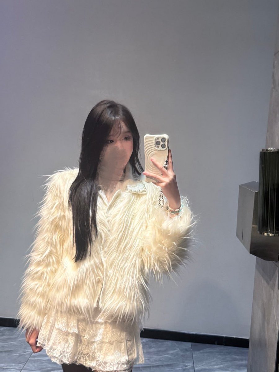 这个妹妹成都大学休学，也可同居，174、110。 很温柔的妹子，情绪价值给的足，但是卡大哥身高比她高就行。