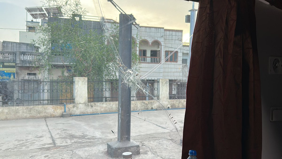 dr_bajrangsingh's tweet image. Broken glass H1 at 19204 veraval to Bandra 06/06/2025
@AshwiniVaishnaw 
@WesternRly