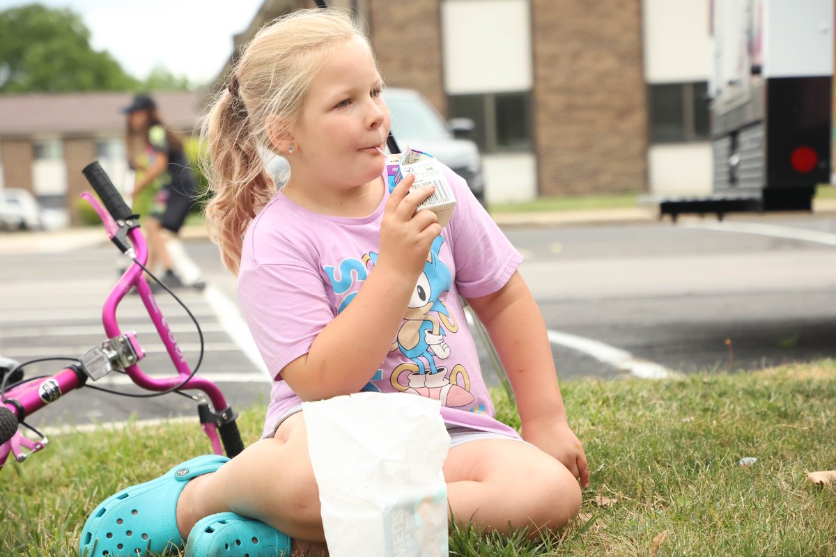 Healthy food feed your summer.  Check out Meet Up &amp; Up sites for this summer where students in Holland can get Breakfast &amp; Lunch at no cost. hollandpublicschools.org/pub/news/posts…