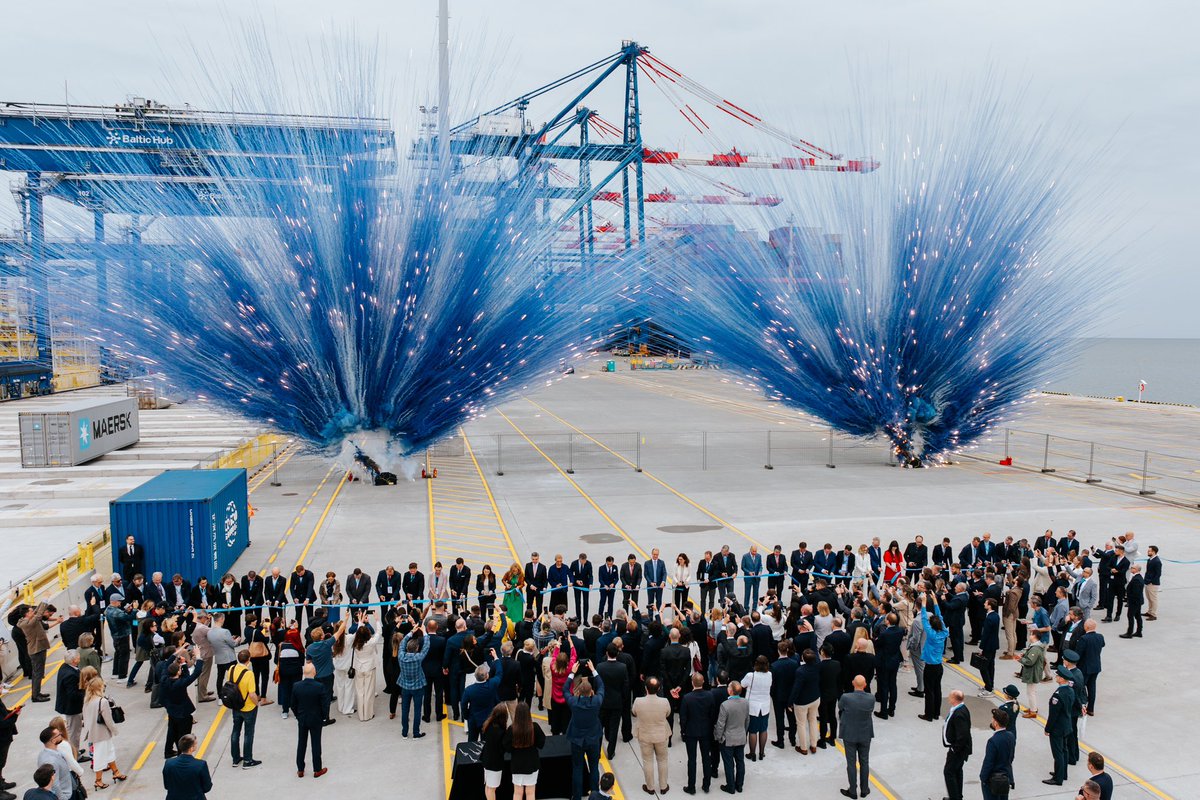 A_Marchewka's tweet image. Polska powiększyła się o 36 ha lądu!

Teraz pewnie zastanawiacie się jak to możliwe. To za sprawą nowego terminala T3, który właśnie otworzyliśmy w gdańskim Baltic Hub.

T3 jest terminalem kontenerowym, który zwiększa zdolność przeładunkową Baltic Hub do 4,5 mln TEU rocznie (o…