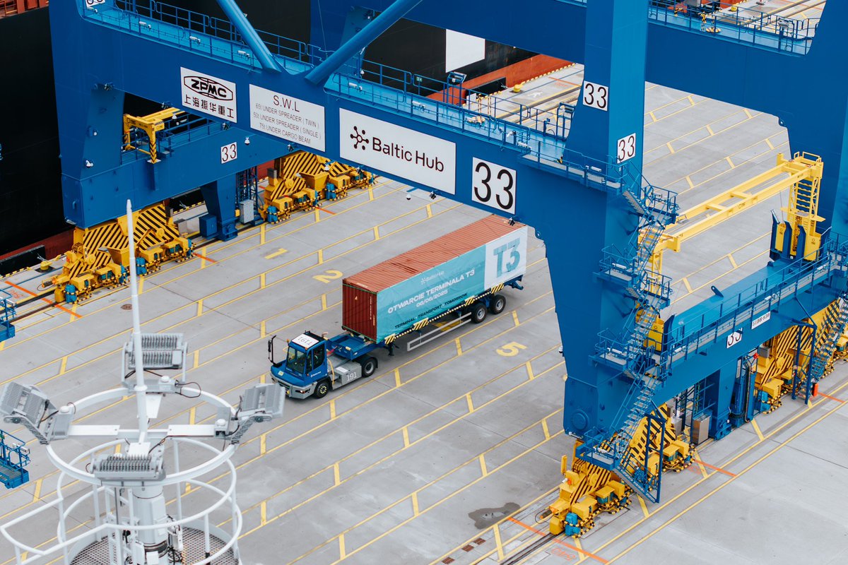 A_Marchewka's tweet image. Polska powiększyła się o 36 ha lądu!

Teraz pewnie zastanawiacie się jak to możliwe. To za sprawą nowego terminala T3, który właśnie otworzyliśmy w gdańskim Baltic Hub.

T3 jest terminalem kontenerowym, który zwiększa zdolność przeładunkową Baltic Hub do 4,5 mln TEU rocznie (o…