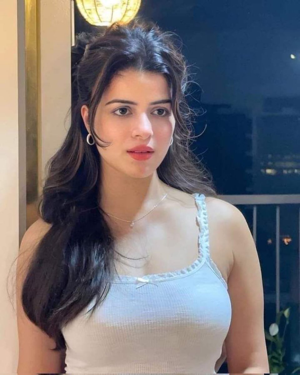 मर्द को उस दिन का हमेशा इंतेजार रहता है.. 
जब उसकी पसंदीदा औरत कहे.. रुको पायल उतार देती हूं वरना आवाज करेगी..!...!❤️
