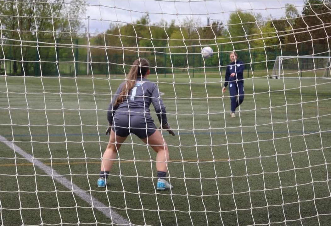 We would like to wish our keeper Isla Renwick a very Happy 17th Birthday 🎂 
Have a great day smiler..😀 from all at Windsor Girls 💙⚽️