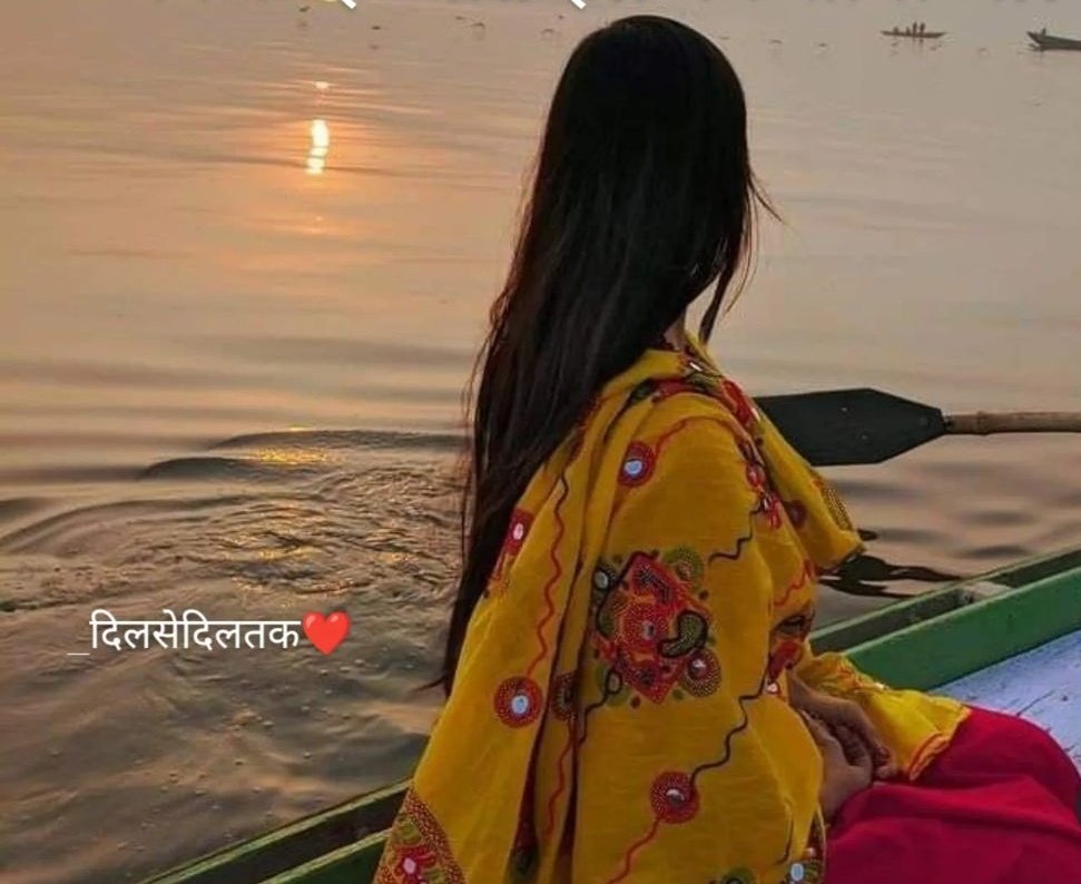 वजह होते हैं
#कुछ_रिश्ते
हमारे जीने की
तुम वही हो
तुम पास नहीं तो क्या
हर रोज तुम्हारी स्मृतियों से
जरासी जिंदगी उधार लेती हूॅं
निकल पड़ती हूॅं
एक सुनसान सड़क पर
तुम्हारी तलाश में
जो शाम तक मुझे थकाकर
फिर ले आती हैं
तुम्हारी यादों की पनाह में
थोड़ी सी जिंदगी उधार मांगने...🌹