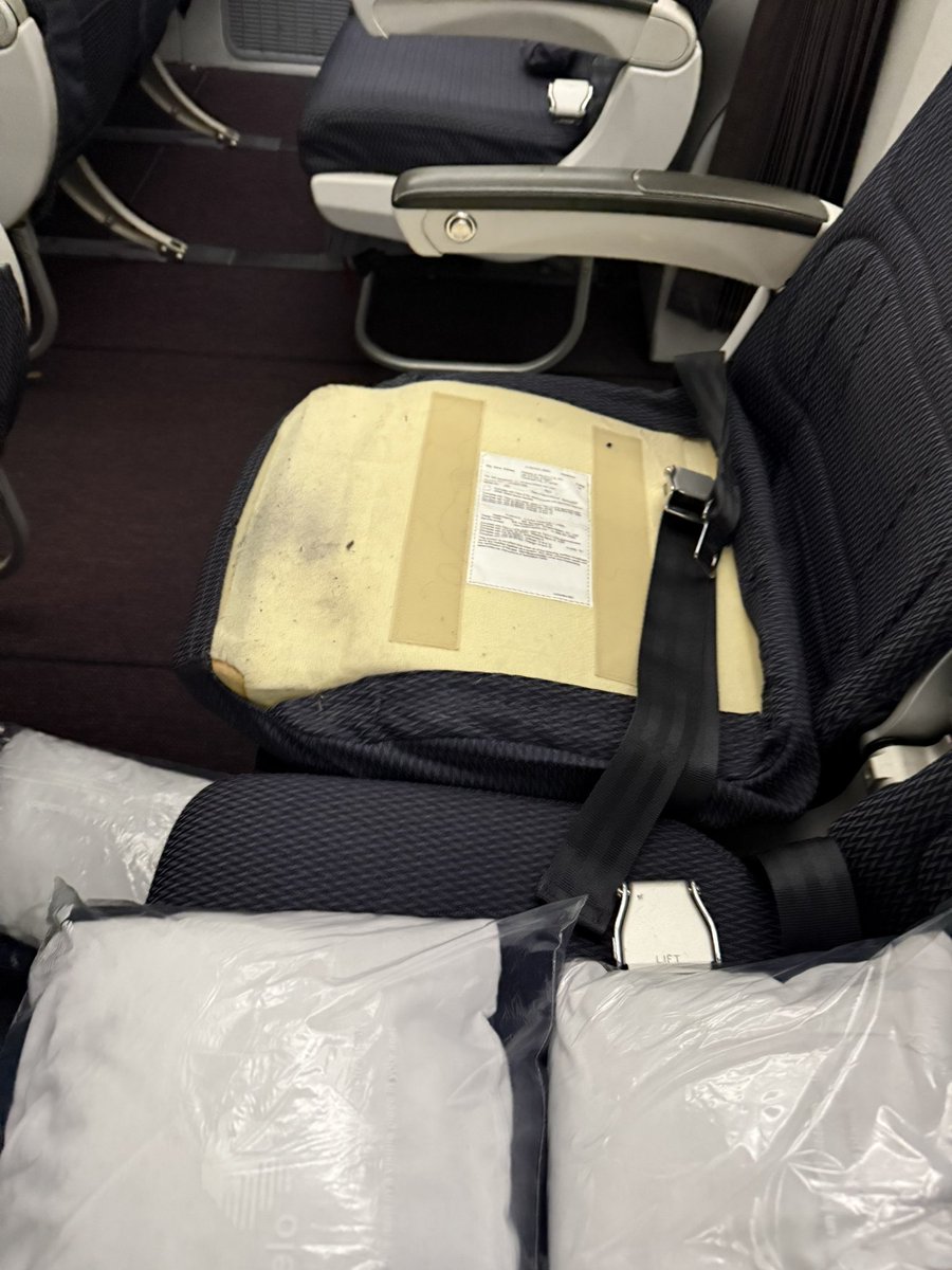 Alex Diaz Castro (@alexdicast_) on Twitter photo Oye <a href="/Aeromexico/">Aeroméxico</a> ¿y este asiento que? ¿No les da pena? Presumir que supuestamente ustedes son la mejor aerolínea del país… Oye <a href="/Aeromexico/">Aeroméxico</a> ¿y este asiento que? ¿No les da pena? Presumir que supuestamente ustedes son la mejor aerolínea del país…