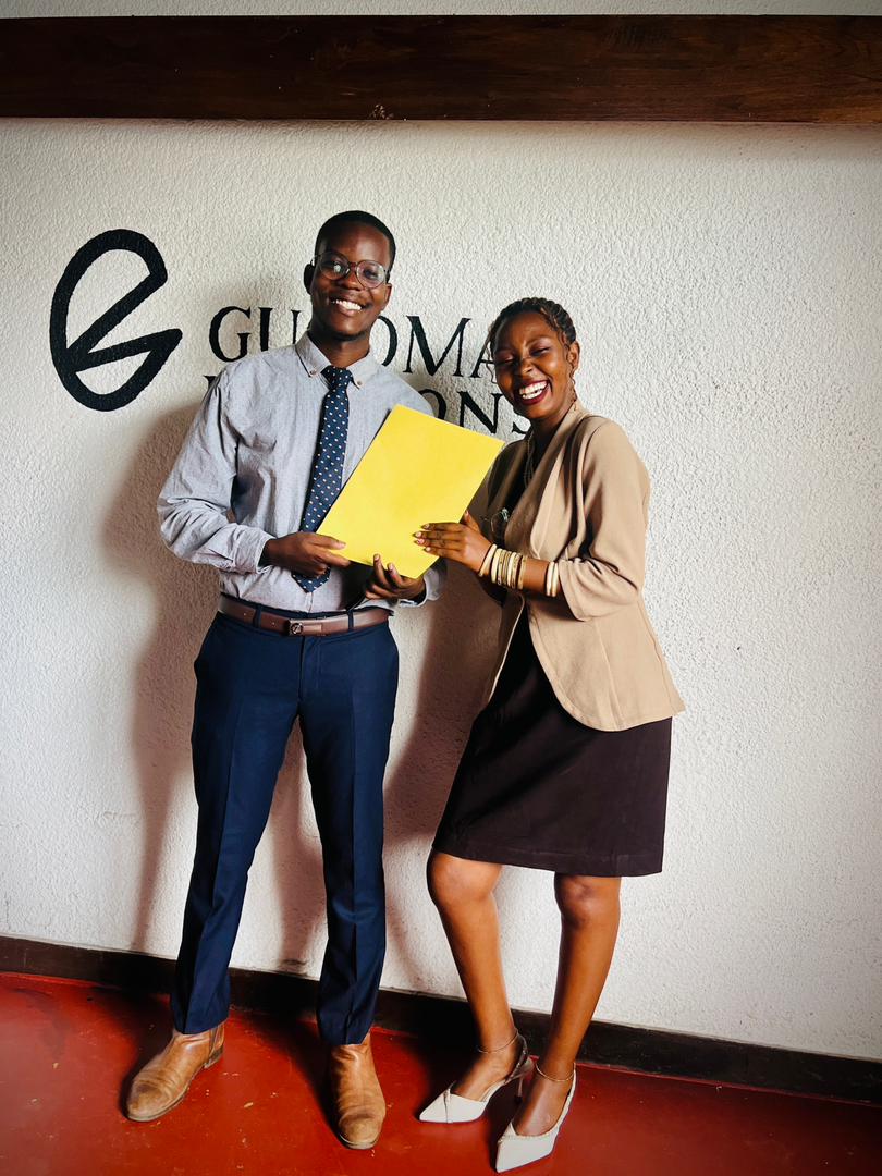 TheGusoma's tweet photo. A travers "Urumuri Group", représenté par Santa Muco (@Umucomedia) et Dieudonné Bwitonzi de @PLCLab,
un contrat d'édition d'un livre a été signé ce mercredi 4 juin 2025 avec les éditions @TheGusoma: à l'honneur, les (#jeunes) voix et récits du #Burundi! https://t.co/50qVz9MBgz