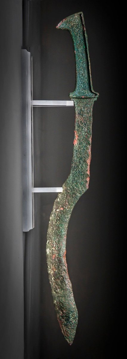 CoeurDeCresson's tweet image. The chart should have included:

♥️ a Bronze-Age #SickleSword; e.g. the Egyptian #Khopesh.

♠️ Bronze-Age regular swords, like e.g. the Mycenaean and the Canaanitic specimens from the Ulu Burun shipwreck.

♦️the #Kopís/#Falcata thelanesarmoury.co.uk/shop.php?code=…

♣️ the #Ottoman #Yatagan