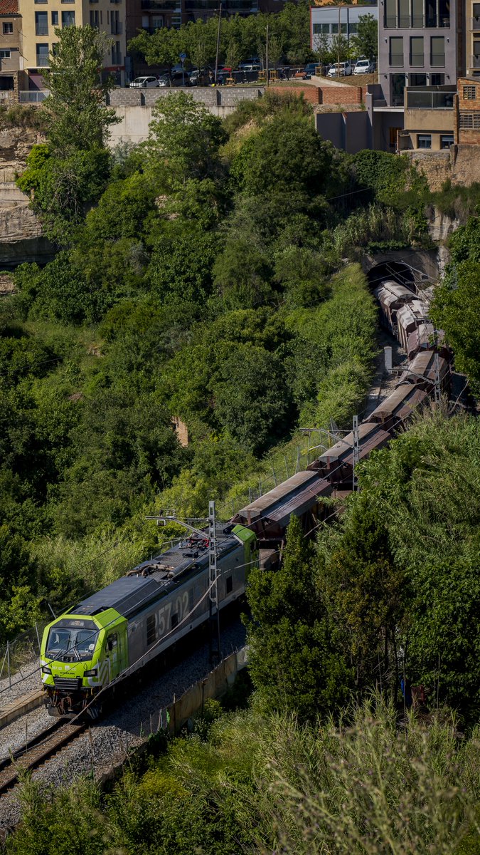 La 257.02 d’FGC sortint del túnel de Santa Clara a Manresa. (30 de maig de 2025)