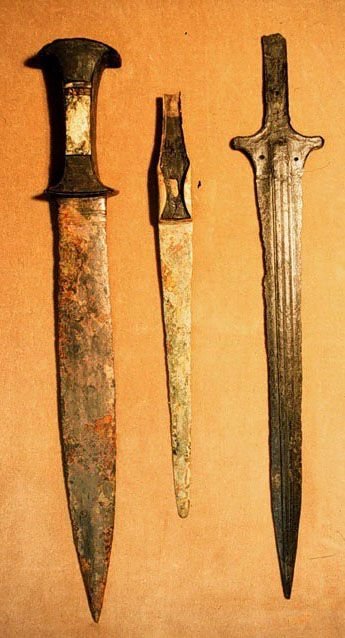 CoeurDeCresson's tweet image. The chart should have included:

♥️ a Bronze-Age #SickleSword; e.g. the Egyptian #Khopesh.

♠️ Bronze-Age regular swords, like e.g. the Mycenaean and the Canaanitic specimens from the Ulu Burun shipwreck.

♦️the #Kopís/#Falcata thelanesarmoury.co.uk/shop.php?code=…

♣️ the #Ottoman #Yatagan