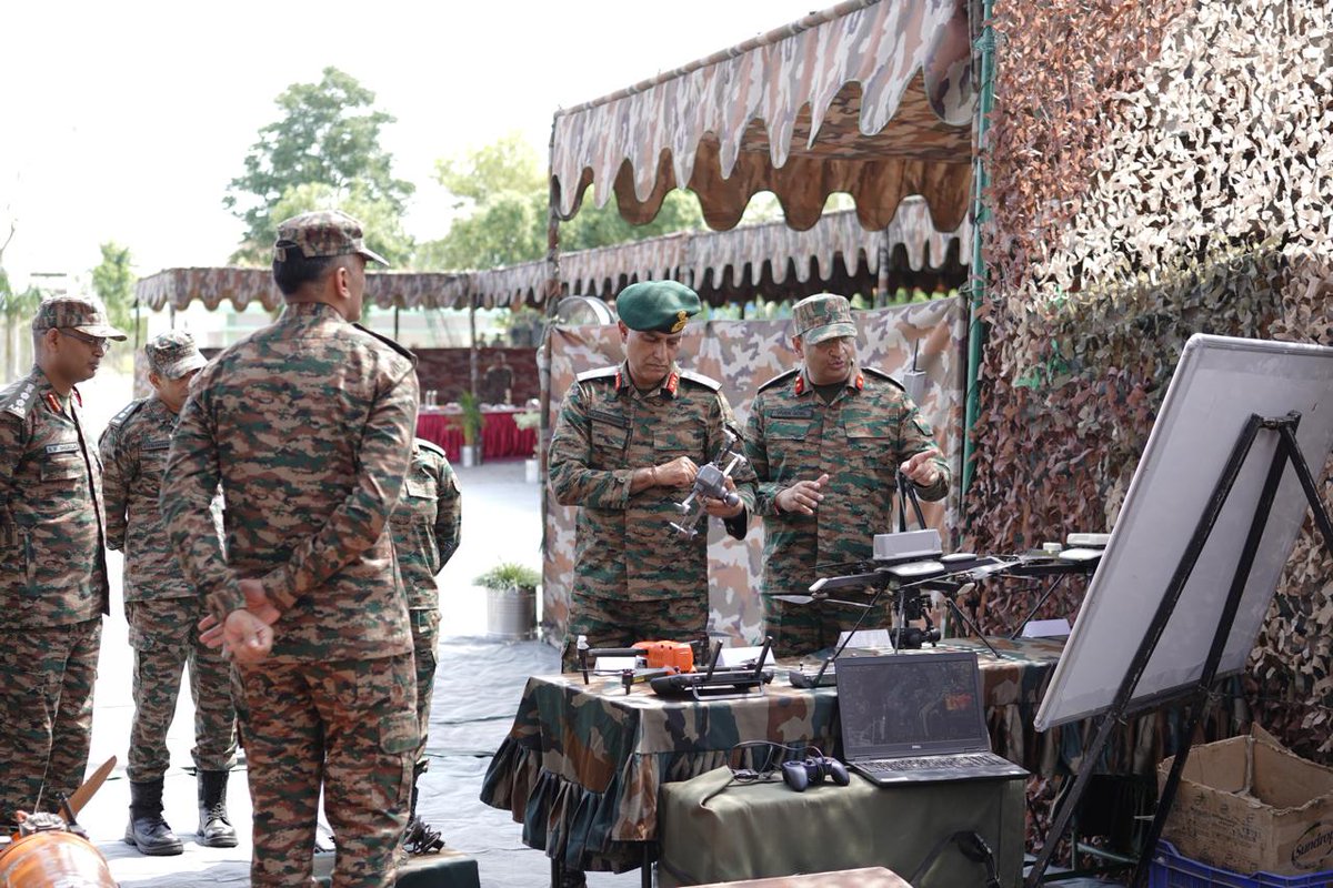 RisingStarCorps's tweet photo. #Indianarmy
#Strongandcapable

GOC Rising Star Corps reviewed operational preparedness of Air Defence Brigade. He commended all ranks for their dedication and professionalism in execution of the recent Operations. 

@prodefencejammu
@westerncomd_IA 
@adgpi https://t.co/lc9eb1ZhFW