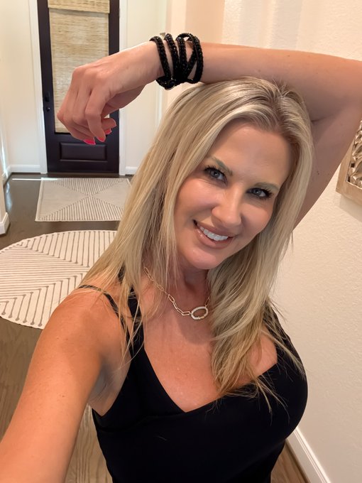 Watch Mrs. Andi's leaked NSFW photo on TwXstars