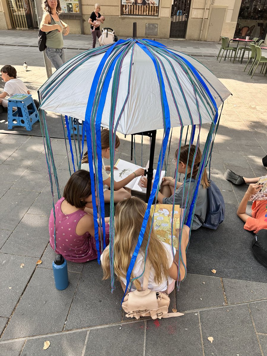 XI Marató de lectura al carrer dels centres públics de primària i ESO del districte de #sarrià i #santgervasi Els infants omplen carrers i places compartint lectures mentre els llibres els obren la imaginació. Visca la marató!