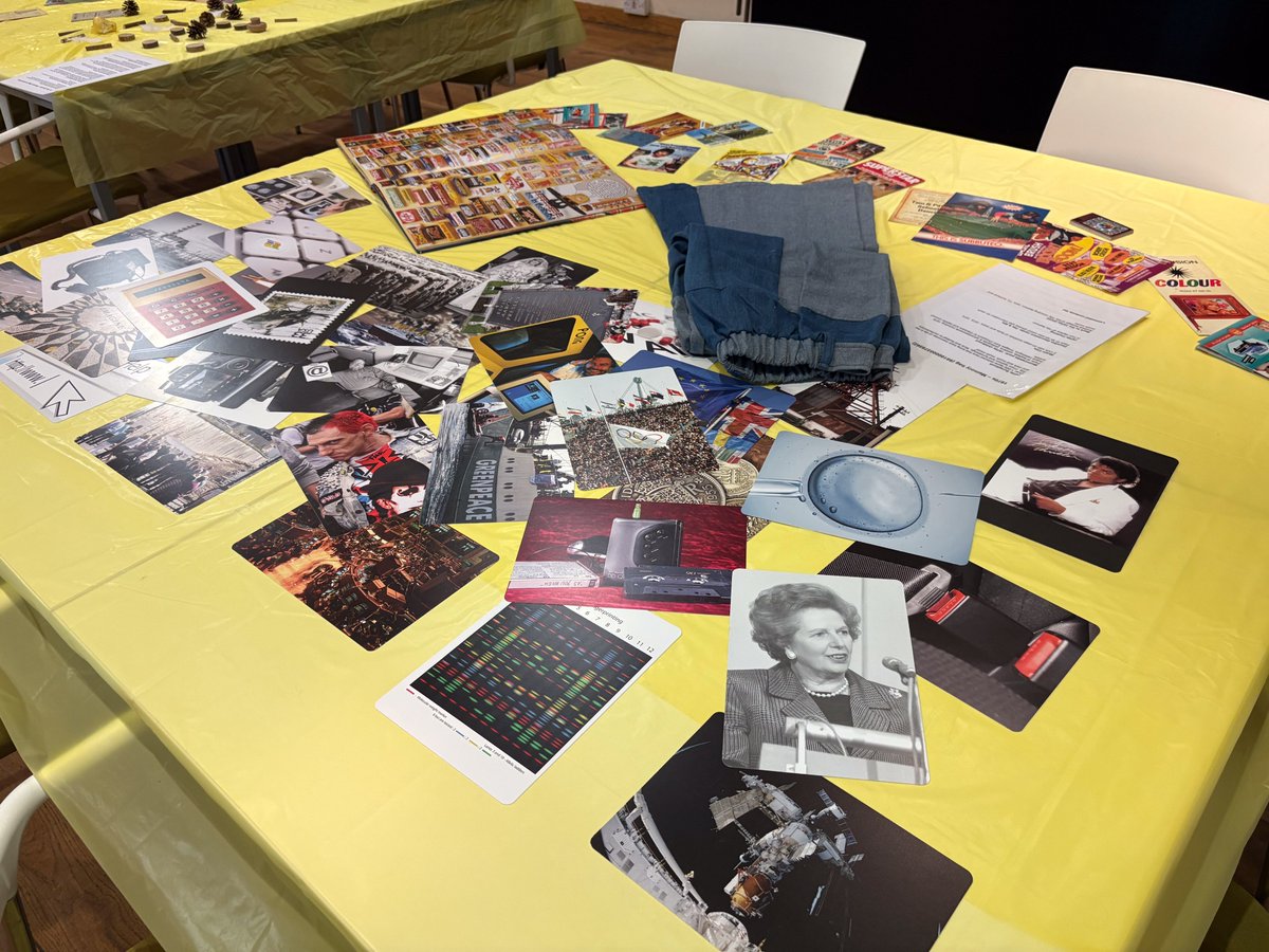 wwfcfdn's tweet image. 💡 Lightbulb Cafe

Take a look at our session from this week! We had two Library Service Memory Bags - one with 1970s memorabilia &amp;amp; one with an &quot;in the garden&quot; theme.

We also had @yoga_therapy_julie join us to deliver a Chair Yoga session, which everyone took part in and very…
