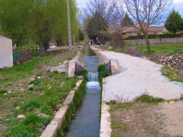 Quintanarraya's tweet image. 🧹💧 Mañana, sábado 7, a las 9:00h nos juntamos en la Plaza para ir a limpiar el canal entre todos. 

¡Tu ayuda cuenta! 💪Juntos hacemos un pueblo más limpio y bonito 🏡✨ #Quintanarraya #VecinosQueSuman