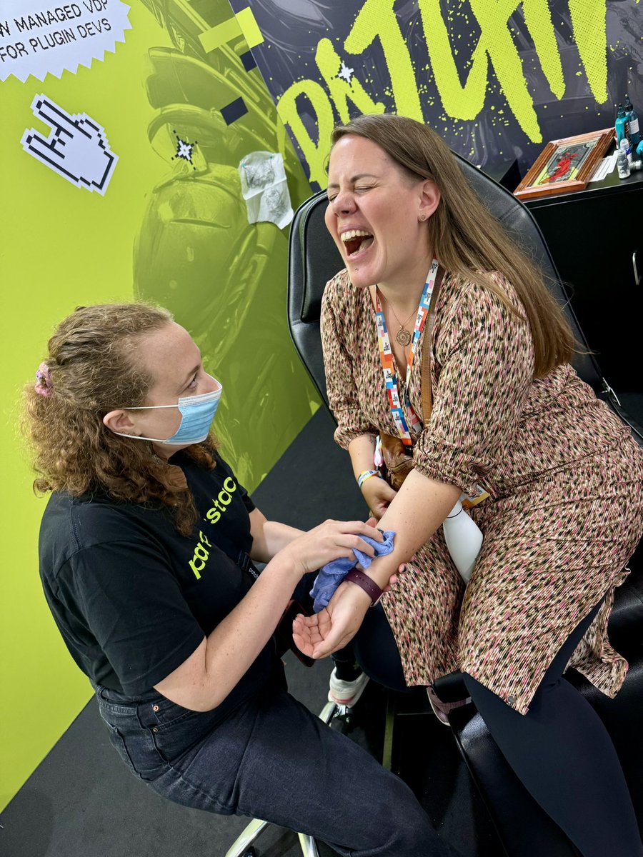 CaroleOlinger's tweet image. Got “tattooed” today at the @patchstackapp booth by @SiobhanPMcKeown during #WCEU.
It was worth the incredible pain and I am amazed by the explosive artwork on my skin. 🙃
There’s some real talent at #Patchstack! 💚