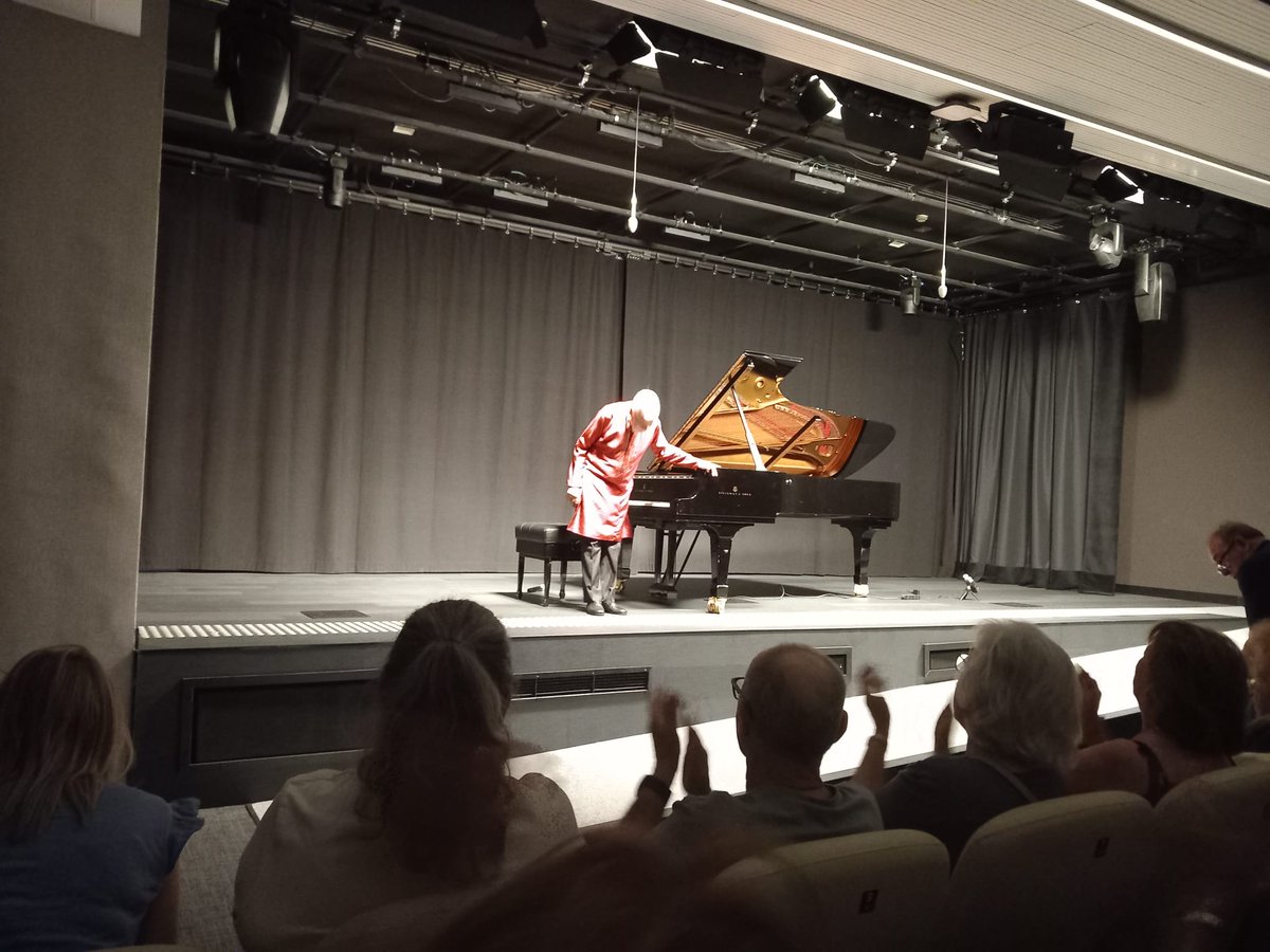 El jueves 5 de junio se celebró desde la Fundación Retina España nuestro tradicional concierto solidario y tuvimos el gusto de contar con el prestigioso pianista Josep Colom que deleitó a las más de 130 personas que no quisieron perderse esta indispensable cita.