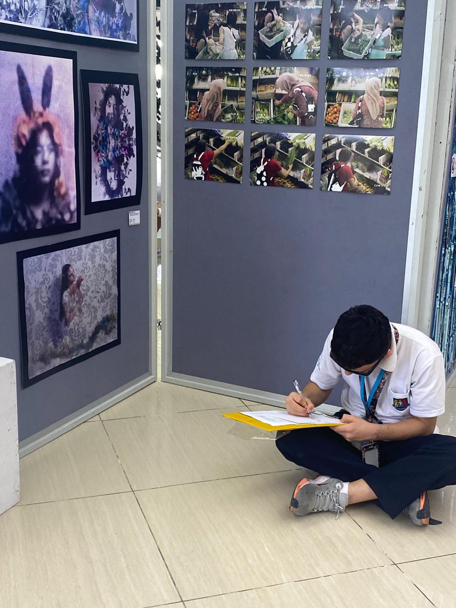 Art_Gis's tweet photo. Year 8 exploring the GCSE & A-level end of year exhibition. Really pleased that they were impressed by the variety of creative outcomes #arted #artsed #highschoolart #ArtTeacher #happyartteacher #artlearning #mediaexploration #StudentsofGIS #GISLearning https://t.co/stXctwWzno