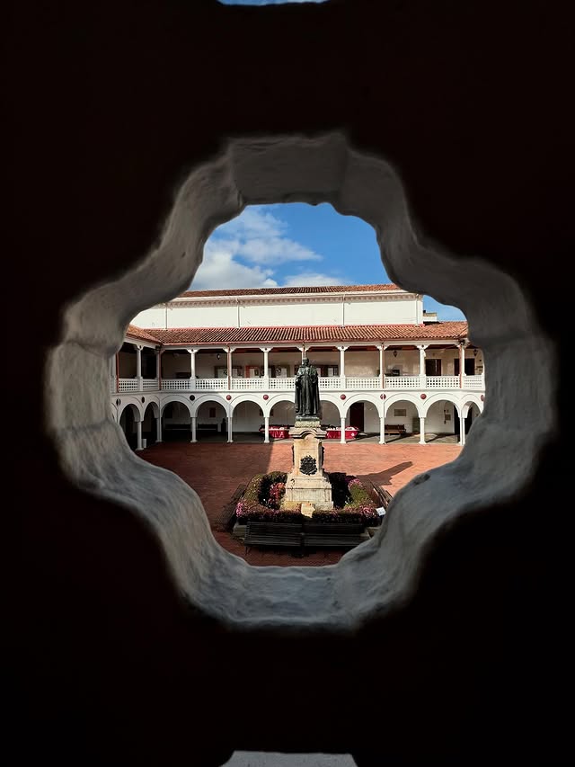 Desde 1909, Fray Cristóbal de Torres nos observa desde el corazón del Claustro.
Esta escultura en bronce es un símbolo vivo de los Rosaristas.

Orgullo y patrimonio de la Universidad del Rosario.