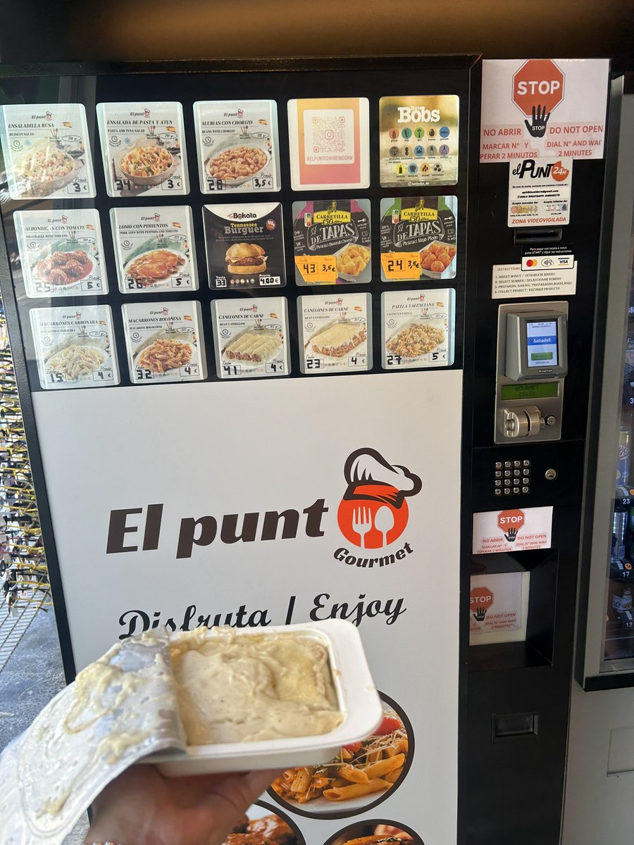 Cian_McGivern's tweet image. Benidorm vending machine lasagna 😍