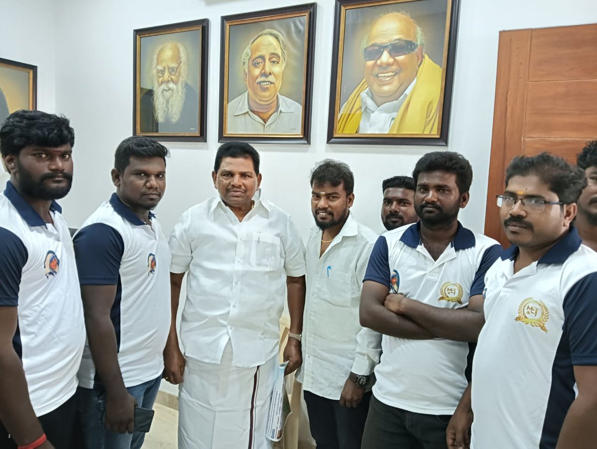AnanthSuriya4's tweet photo. #மருதம்_கல்வி_பண்பாட்டு_அறக்கட்டளை சார்பாக கல்வி விருது வழங்கும் விழா-2025 

விருது வழங்கி தலைமை தாங்கிட இன்று என் அரசியல் ஆசான்  அமைச்சர் அனிதா.R.#ராதாகிருஷ்ணன் ( மீனவர் நலன் மற்றும் கால்நடைத்துறை ) அவர்களை சந்தித்து அழைப்பிதழ் வழங்கினோம்.. https://t.co/VD6tVqYrOM