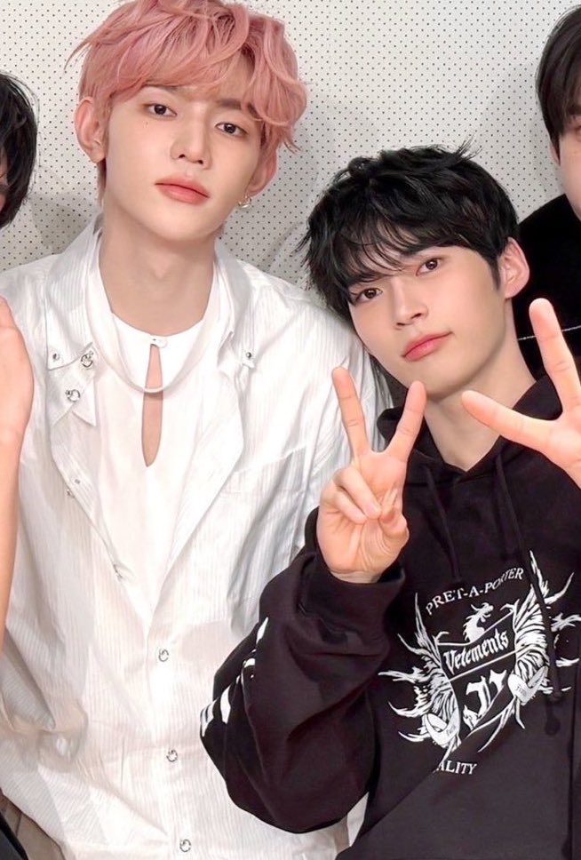 ZHANG HAO EATING STRAWBERRY BINGSU WITH HANBIN ?? 🥹