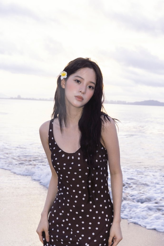 nanawlatte's tweet photo. 250606 오우양나나 공작실 인스타그램 🆙 

𝒟𝓇𝑜𝓅 𝟩’

일출의 순간
빛을 물보라로 말아 하늘로 보내기

#오우양나나 #구양나나 #欧阳娜娜 #歐陽娜娜 #ouyangnana #nanaouyang https://t.co/V739FTHwzw